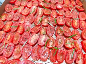 撒上迷迭香碎，放入烤箱先150度烤1个小时，再转180度烤15分钟