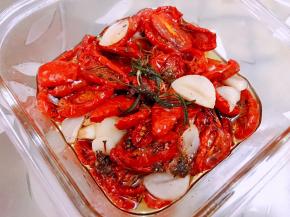 把加热好的橄榄油倒在小番茄里拌匀即可