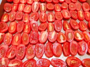 小番茄洗净切成3片