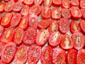 给表面刷一层橄榄油，再研磨一些黑胡椒碎和海盐