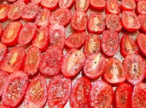 给表面刷一层橄榄油，再研磨一些黑胡椒碎和海盐