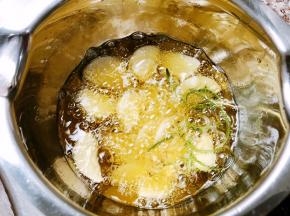 加热至油冒泡离火