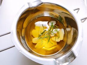 小锅里放入蒜片，橄榄油和迷迭香