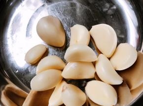 大蒜去皮备用