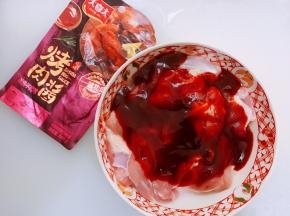 去骨鸡腿肉加入半包大喜大奥尔良烤肉酱