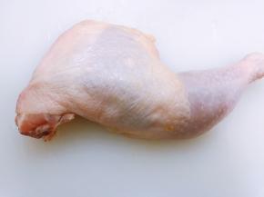 鸡边腿洗净，用厨房纸吸干水份