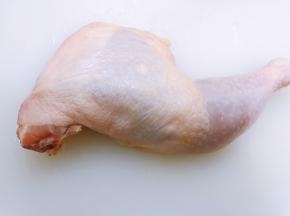鸡边腿洗净，用厨房纸吸干水份