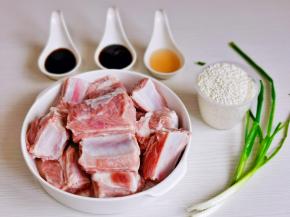 准备食材，排骨泡冷水，将血水泡出。