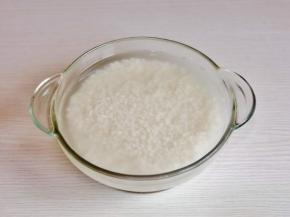 糯米淘干净冷水泡6小时。