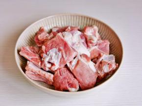 排骨用厨房用纸擦干装盘。