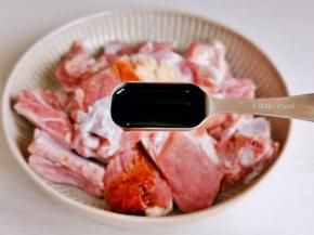 加入1勺生抽，半勺老抽。