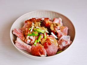 加入十三香，葱段。