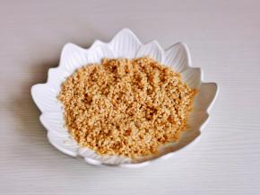 盘底铺一半糯米。