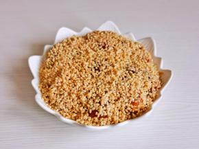 裹好糯米的排骨均匀摆盘。