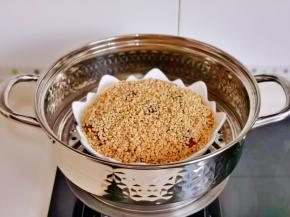 蒸锅中加水，放上蒸屉，摆入蒸盘。