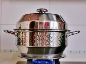 盖上盖子中火蒸1小时左右。（时间可以自己掌握）