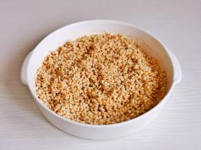 泡好的糯米淋干水分加入1勺生抽，半勺老抽抓均匀，静止30分钟。