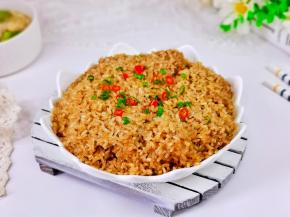 蒸好取出，装饰葱花辣椒段。