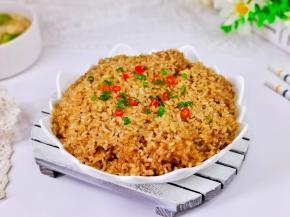 一锅出有主食，有肉。