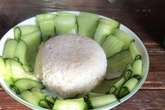 倒扣在摆好黄瓜的盘中