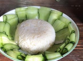 倒扣在摆好黄瓜的盘中