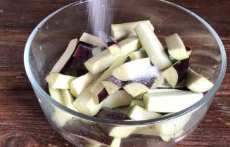 茄子洗净去蒂，切成小条加盐，拌匀腌制15分钟左右