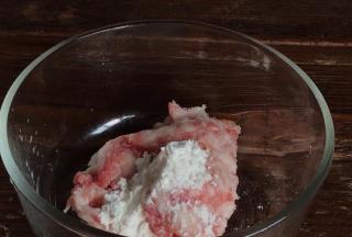 肉末中加入料酒和淀粉抓匀，腌制备用