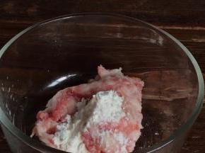 肉末中加入料酒和淀粉抓匀，腌制备用