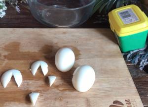 把小片蛋白的中间切下一下尖尖角，做兔子尾巴，剩下的就是兔子耳朵了