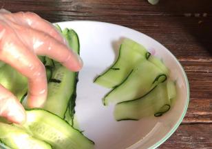 黄瓜洗净，用刨皮刀刨出长薄片用来摆盘