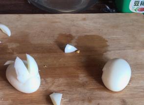在鸡蛋的小头四分之一处横切半刀，装上兔子耳朵