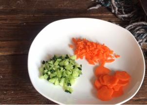 黄瓜洗净切碎备用