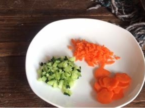 黄瓜洗净切碎备用