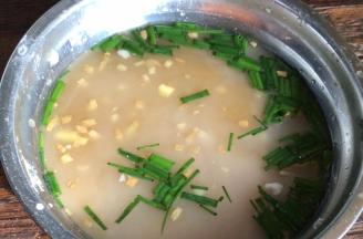 再加入鱼香汁所需的所有调料拌匀备用