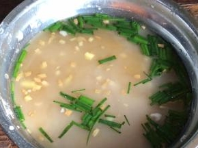 再加入鱼香汁所需的所有调料拌匀备用