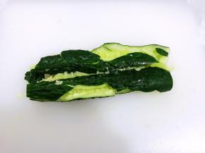 黄瓜洗净拍成块