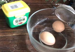 把煮好的鸡蛋捞出放入凉水中浸泡至不烫手