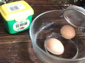 把煮好的鸡蛋捞出放入凉水中浸泡至不烫手