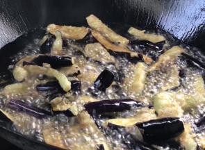 放入茄子炸至定型