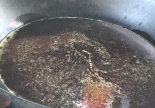 起锅烧宽油至八成热