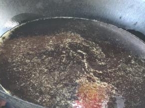 起锅烧宽油至八成热