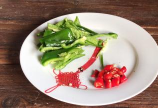 备好青椒丝和小米辣碎