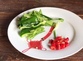 备好青椒丝和小米辣碎