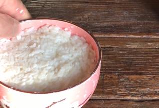 煮好的米饭装入碗中，压实