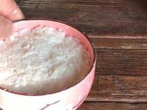 煮好的米饭装入碗中，压实