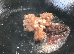 加入豆瓣酱炒出红油