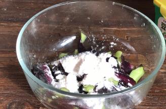 加入淀粉翻拌均匀