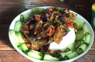 把锅里的肉末鱼香茄子倒在米饭上即可