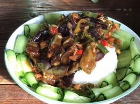 把锅里的肉末鱼香茄子倒在米饭上即可