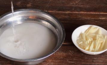 备好蒜丝和淀粉加水